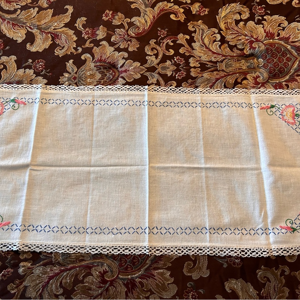 Vintage White Linen & Pink Needlepoint Rose w/Lace Table Runner